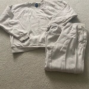 GAP Beige Sweatshirt